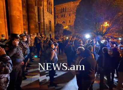 Crowds of people gather near Armenian government building (PHOTOS)