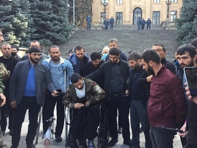 «Էս մեր վերջին պոստն է, կանգնելու ենք մինչեւ վերջ». ԱԺ-ի մոտ են հավաքվել վիրավոր զինվորները, կամավորականները