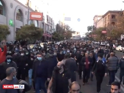 Armenia citizens protesting against handover of lands of Artsakh marching towards parliament