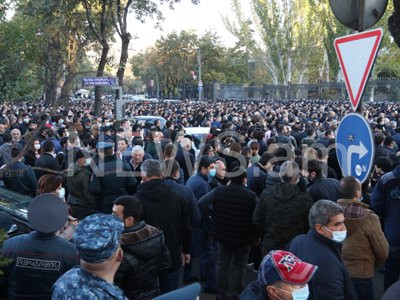 Protest march against handing over of Artsakh lands reaches Armenia parliament building (PHOTOS)