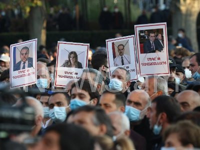 Armenia opposition leaders summoned to Special Investigation Service 15 minutes before their parties’ rally (PHOTOS)