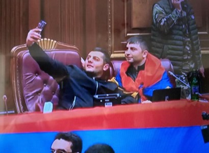 Հայտնաբերվել է ցույցի մասնակիցներից մեկի դին. նա ԱԺ-ում լուսանկարվող, դրոշով փաթաթված անձն էր