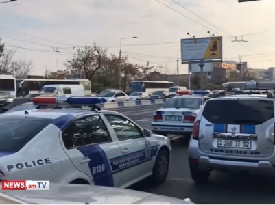 Շենգավիթի նստավայրի հարակից տարածքում Ոստիկանության զորքեր տեղափոխող 5-ից ավելի ավտոբուսներ կան