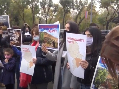 «Արայիկ Հարությունյանը ո՞ր երկրի նախագահն է». Հադրութցիների բողոքի ակցիան՝ Բաղրամյան 26-ի դիմաց