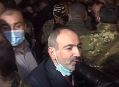 Փաշինյանը թիկնազորի ուղեկցությամբ իջավ Հանրապետության հրապարակ՝ իր աջակիցների հետ զրուցելու
