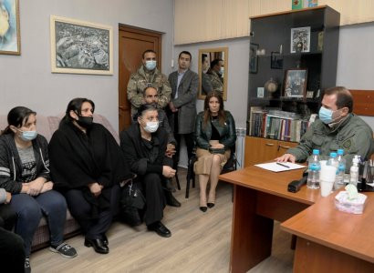 ՀՀ պաշտպանության նախարարը հանդիպել է անհետ կորած զինծառայողների ընտանիքների անդամների հետ (ֆոտո)