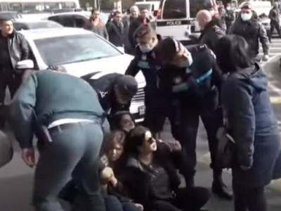 «Ամոթ է, ձեր գերագույն գժին տարեք». Կարմիր բերետավորները բերման ենթարկեցին նստացույց անող կանանց