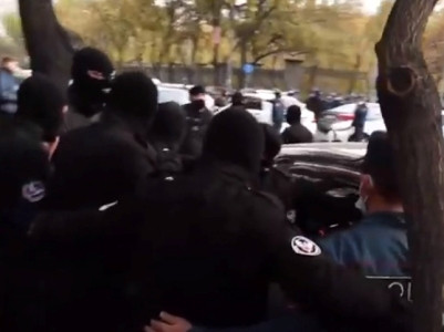 Police forcefully apprehend Yerevan citizens who shut down a street