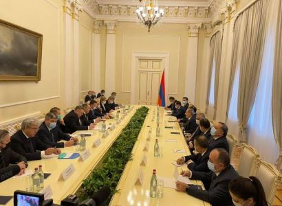 Zakharova publishes photo from Russia interdepartmental delegation’s meeting with Armenia PM