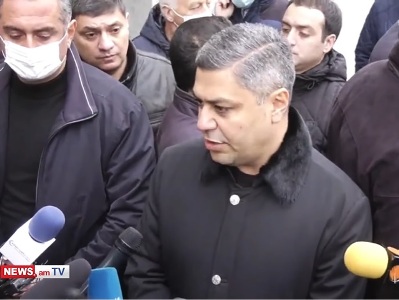 Ժողովուրդ, հասկացե΄ք, սառե΄ք, սթափվե΄ք, երկիր ենք կորցնում, երկիր ենք կորցրել. Արթուր Վանեցյան
