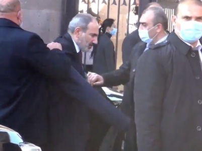 Nikol Pashinyan and Anna Hakobyan arrive at Mother See of Holy Etchmiadzin with large number of bodyguards