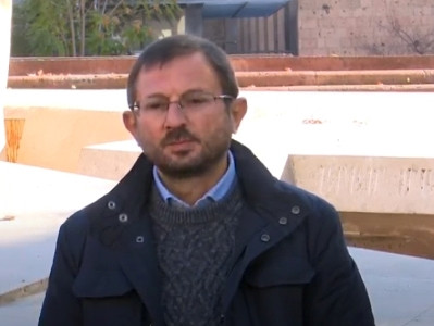 Police do not allow ARF member on hunger strike to sit on Armenia government building steps