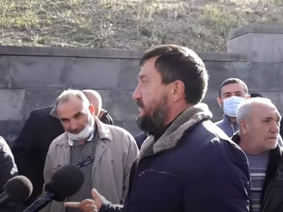 Missing servicemen’s relatives assemble outside Armenia MOD building