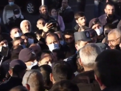 «50 օր ա մեզ ճղում ենք, նոր եք եկել՝ հասկանա՞ք». անհետ կորած զինծառայողների հարազատները հունից դուրս եկան