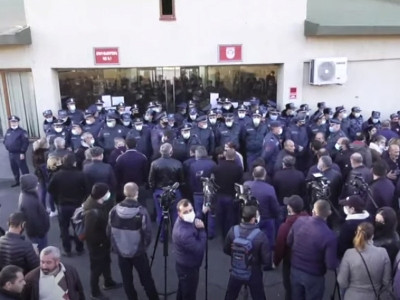 Police concentrate large number of forces in front of Armenia Defense Ministry