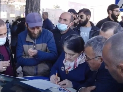 Missing servicemen’s relatives hand letter to Russia embassy in Armenia