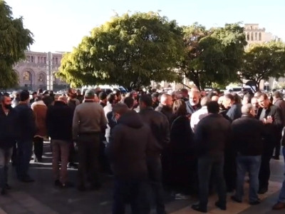 Missing servicemen’s relatives picketing outside Armenia government building