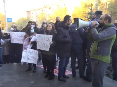Young Armenian citizens hold protest in front of ruling party's headquarters, 2 ARF-D members apprehended