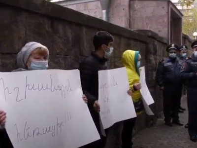 Demonstrators call on ruling bloc MPs to abolish current martial law in Armenia