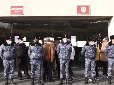 Conscripts’ relatives picket outside Armenia MOD