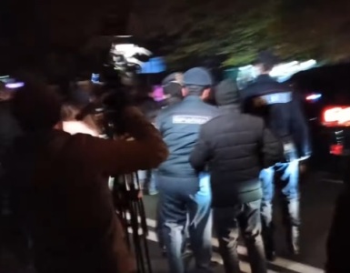 «Վարչապետ, ո՞ւր ես փախնում». Փաշինյանի շարասյունը քշեց մեքենաների առջև վազող քաղաքացիների բազմության միջով