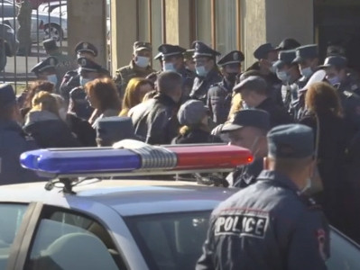 Missing soldiers' relatives protest outside Armenia MOD