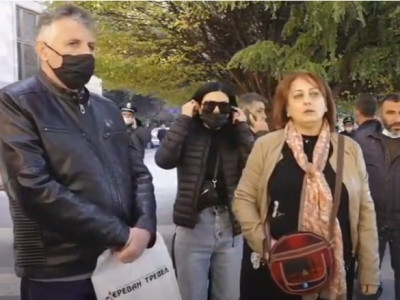 Relatives of missing soldiers holding protest in front of Armenian government building