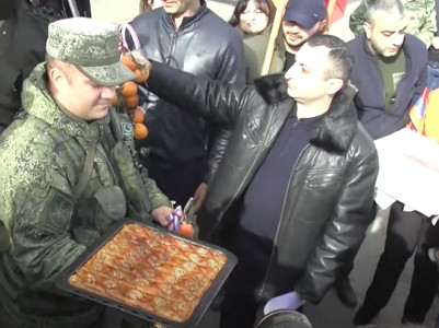 Karabakh-Armenians express gratitude to Russian peacekeepers with pastry and fruits