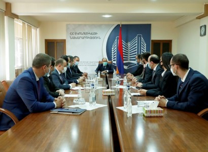 Nikol Pashinyan introduces newly appointed economy minister to ministry's staff