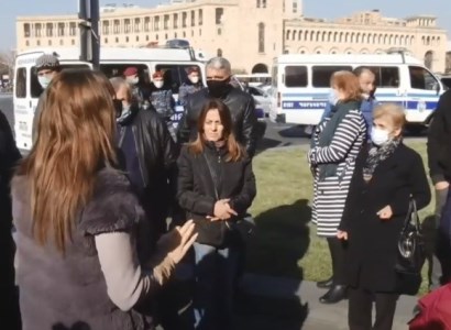 Soldiers' relatives demonstrating outside Armenia government building