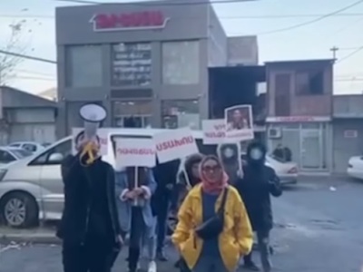 Քաղաքացիները պատգամավոր Համազասպ Դանիելյանի եւ խմբակցության ղեկավար Լիլիթ Մակունցի տան դիմաց գոռում են «դավաճան»