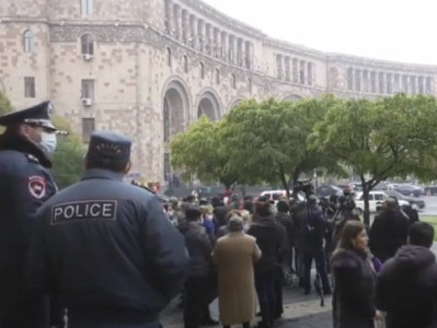 Relatives of soldiers in Artsakh again picketing outside Armenia government building