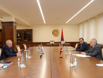 ՀՀ պաշտպանության նախարարը ՌԴ դեսպանի հետ քննարկել է ԼՂ տարածքում ՌԴ հումանիտար կենտրոնի աշխատանքը