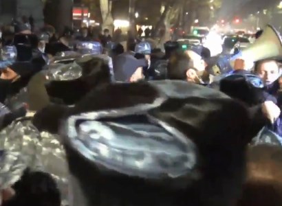 Police apprehend protesters in Yerevan