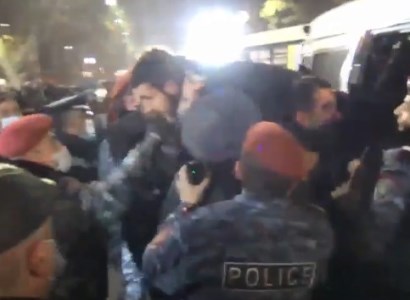 Շունչս, շունչս. ոստիկանները փողոցը փակող քաղաքացուն ասֆալտին պառկեցրին