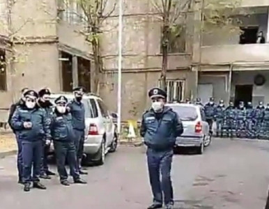 «Իմ քայլի» պատգամավոր Կորյուն Մկրտչյանի տան բակը մեծ թվով ոստիկանական ուժեր են հսկում
