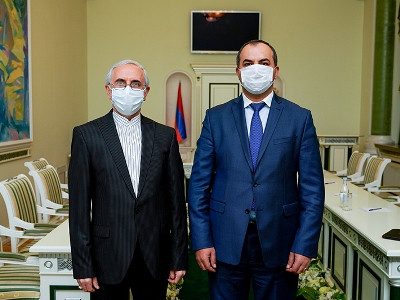 Իրանը Հայաստանին մոտենում է որպես հին բարեկամի եւ «անվտանգ պատուհանի». Իրանի դեսպանը՝ Արթուր Դավթյանին