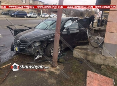 Վանաձորում բախվել են Toyota Camry-ն, Mercedes Sprinter-ն ու Volkswagen Golf-ը. կան տուժածներ
