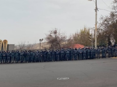 Փաշինյանի կառավարական առանձնատունը շրջափակված է մեծ թվով ոստիկաններով (ֆոտո)
