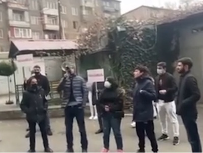 «Դուրս եկեք դավաճանների կուսակցությունից». բողոքի ակցիա «Իմ քայլ»-ի պատգամավոր Արուսյակ Ջուլհակյանի տան բակում