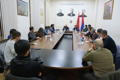 Վազգեն Մանուկյանն այսօր հանդիպել է մեկ տասնյակից ավելի քաղաքագետների, ռազմական եւ մեդիա փորձագետների հետ