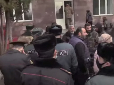 Օնիկ Գասպարյան, Ա. Մակարյան, Վարդան Նշանյան, 15 րոպեից այստեղ չեղաք, անում ենք այն, ինչ պիտի անենք. անհետ կորածի ծնող