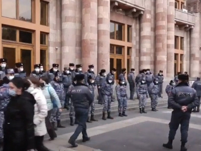 Քաղաքացիները Կառավարության դիմաց են. պահանջում են Նիկոլ Փաշինյանի հրաժարականը