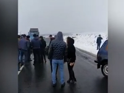 Քաղաքացիները փակել են Բավրա գյուղով անցնող միջպետական ճանապարհը, պահանջում են Նիկոլ Փաշինյանի հրաժարականը
