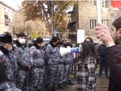 Դեկտեմբերի 8-ին բողոքի գործողությունների ընթացքում տարբեր բնակավայրերից ոստիկանություն է բերվել 100-ից ավելի անձ