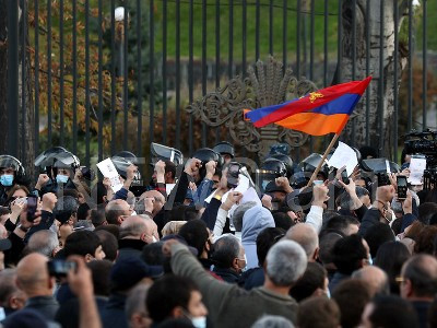 ԱԺ-ի դիմաց մեկնարկել է Հայրենիքի փրկության շարժման հանրահավաքը ոստիկանական մեծ ուժերի ներկայությամբ (ֆոտո)