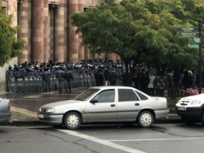 Փաշինյանի հրաժարականի պահանջով ակցիա Կառավարության դիմաց. ոստիկանները շարքերով պատ են կազմել շենքի մոտ