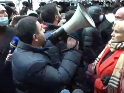 Փաշինյանի հրաժարականի պահանջով քաղաքացիները կրկին Կառավարության դիմաց են