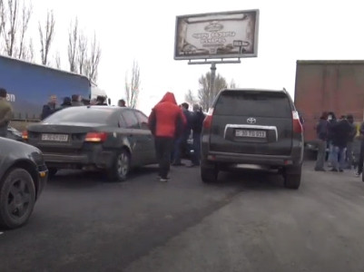 Փաշինյանի հրաժարականը պահանջող քաղաքացիները փակել են Երեւան-Սեւան ճանապարհը