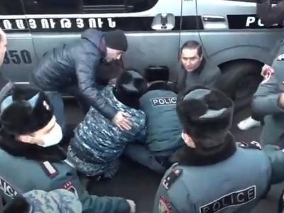 Ֆրանսիայի հրապարակում ցուցարարներից մեկի ինքնազգացողությունը վատացավ. Նրա համար շտապօգնություն կանչեցին